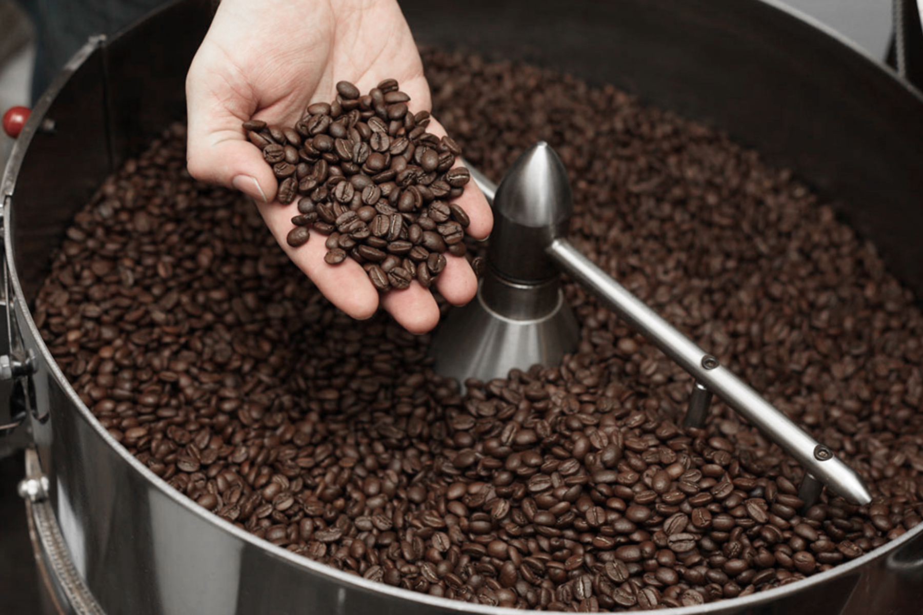 Помол зерна кофе. Молоть кофе. Кофе мелет зерна с. Обжарка кофе. Процесс приготовления кофе.